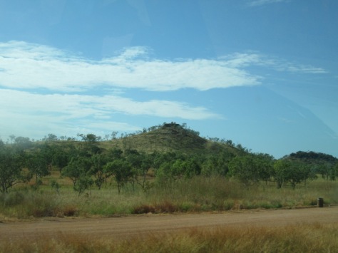 Bukit Hijau ditengah-tengah padang rumput yang luas 
